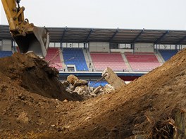 Bourn starch tribun na fotbalovm stadionu ve truncovch sadech v Plzni