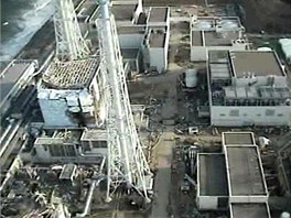 Snmek jadern elektrrny Fukuima a poniench reaktor, jak je zachytil bezpilotn letoun (10. dubna 2011)