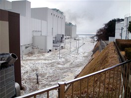 Vlna tsunami se bl k jadern elektrrn Fukuima (vlevo) a zaplaven arel jadern elektrrny Fukuima (vpravo)