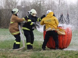 Hasii pln vak pod vrtulnkem pi zsahu v Chropyni (9. dubna 2011)