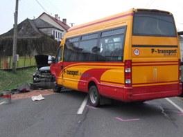 Srka opelu a malho autobusu v Krlovci na Trutnovsku (12. dubna 2011)