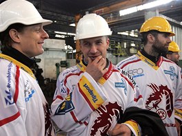 NOV HELMY. Hokejist (zleva Luk Zb, Jan Peterek a Radek Bonk) vymnili sv helmy za ochrann pilby elez