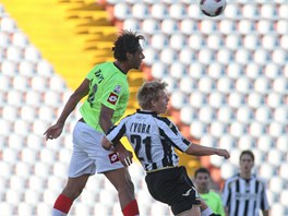 Matj Vydra z Udine pi souboji v Italskm pohru