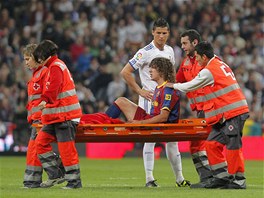 ZRANN KAPITN. Carles Puyol z Barcelony nedohrl, protoe se zranil.
