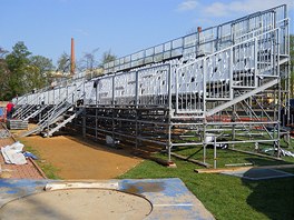 Na stadionu ve truncovch sadech vyrstaj ped zpasem se Slavi mobiln tribuny.