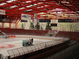 Zimní stadion v německém Crimmitschau nikterak nepřipomíná moderní arény.