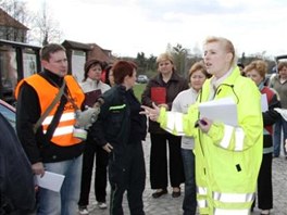 Mstostarostka Chropyn Vra Sigmundov dv lidem instrukce k evakuaci obyvatel. (8. dubna 2011)