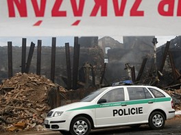Policist hldaj vyhoel arel v Chropyni. Dovnit pust jen vyetovatele. (12. dubna 2011)
