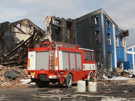 Odklzen trosek po poru v podniku Remiva v Chropyni. (15. 4. 2011)