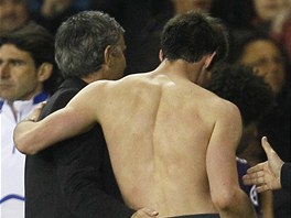 HRL JSI DOBE. Jos Mourinho, trenr Realu Madrid, si po zpase povd s Balem z Tottenhamu.