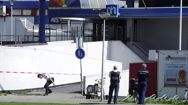 Policisté hlídají nákupní stedisko na západ Nizozemska, ve kterém mladík zastelil est lidí a sebe. (9. dubna 2011)