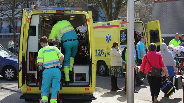 Záchranái zasahují u stelby v nákupním stedisku na západ Nizozemska. (9. dubna 2011)