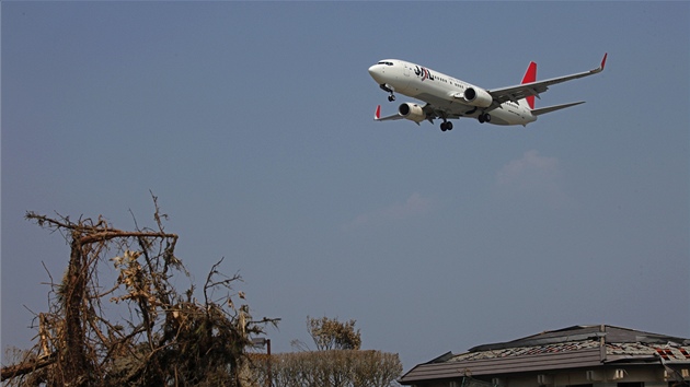 V japonském mst Sendaj pistálo poprvé od zemtesení letadlo (13. dubna 2011)
