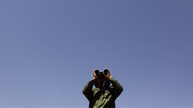 Libyjský rebel zkoumá oblohu (14. dubna 2011)