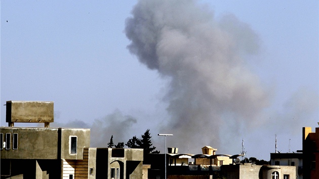 Nad Tripolisem stoupá oblak dýmu po náletu alianních letoun. (14. dubna 2011)