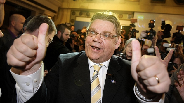 Pedseda Pravch Fin Timo Soini oslavuje volebn spch (17. dubna 2011)