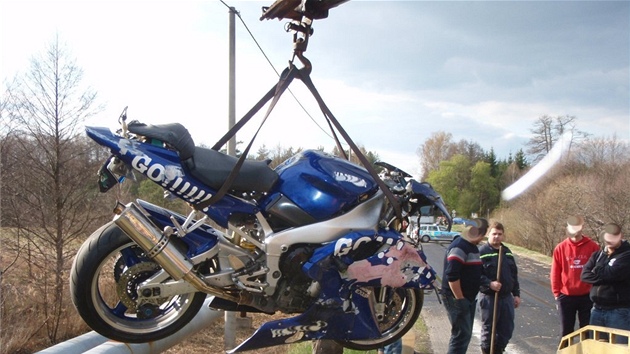 Sráka motorkáe s laní u Mimon