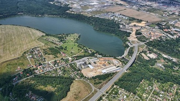 Letecký snímek Borské pehrady s novým sportovním a rekreaním centrem