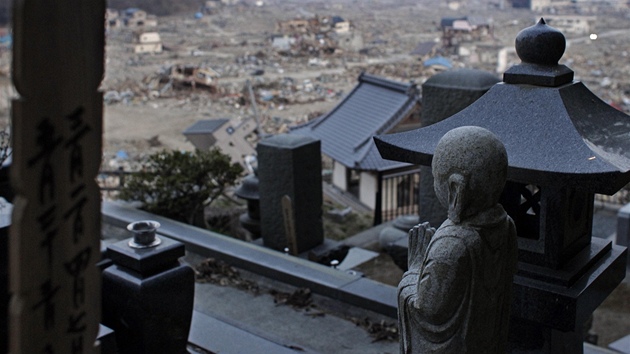 Kamenný Buddha shlíí na zdevastovanou oblast v prefektue Iwate. (14. dubna