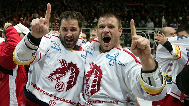 PARÁCI Z KOPIVNICE. Václav Varaa (vpravo a Radek Bonk slaví titul
