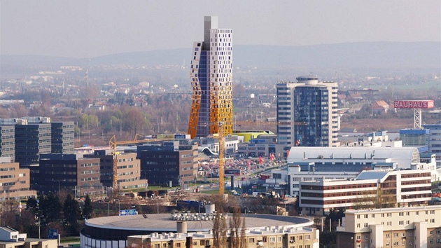 Stavba devadesátimetrové budovy AZ Tower v Brn byla kvli krizi opodna.