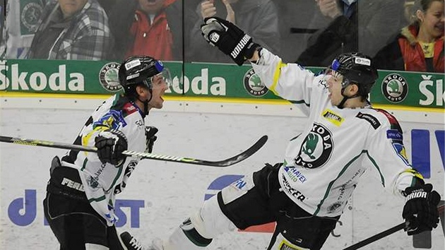 Mladoboleslavští hokejisté David Vrbata (vpravo) a Nikola Gajovský se radují z gólu Mladoboleslavští hokejisté David Vrbata (vpravo) a Nikola Gajovský se radují z gólu