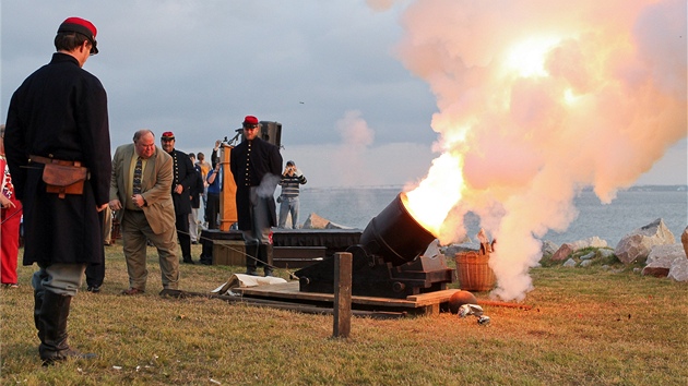 Úastníci rekonstrukce bitvy u Fort Sumter stílí z kanonu (11. dubna 2011)