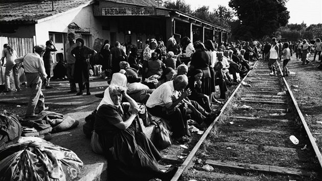 Srbtí uprchlíci ekají na vlak bhem svého útku ped ofenzivou ve samozvané Republice srbská Krajina v lét 1995