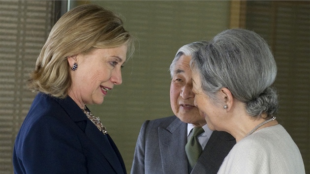 Hillary Clintonová se vítá s japonskou císaovnou Miiko a císaem Akihitem (17. dubna 2011)