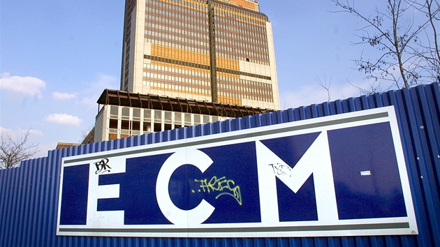 Logo developerské spolenosti ECM na oplocení pi stavb pankráckého mrakodrapu
