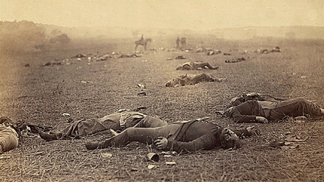 Vojáci padlí v bitv u Gettysburgu na fotografii z ervence 1863.
