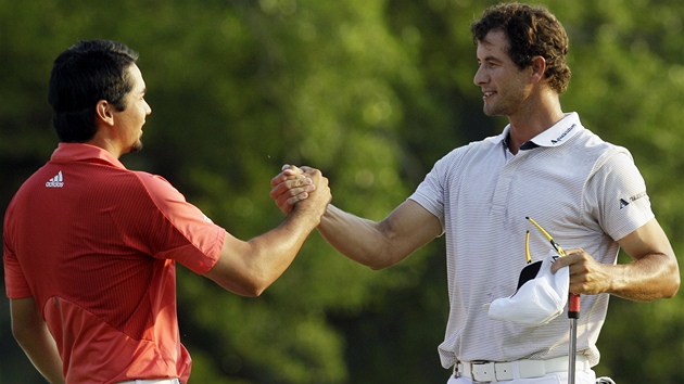 AUSTRALSKÁ STOPA. Jason Day (vlevo) eil vody Masters od druhého kola, jeho australský krajan Adam Scott se k nmu v nedlním finále pidal. Pro oba z toho bylo dlené druhé místo.