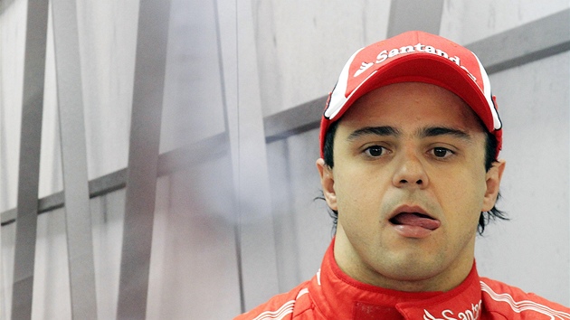 PES DV SEKUNDY. Z takové ztráty na nejrychlejího mue v prvním tréninku na GP íny nemohl mít Felipe Massa radost.