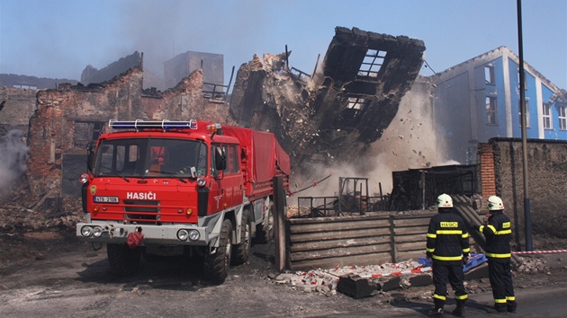 Hasii svázali trosky továrny v Chropyni etzy a strhli je nákladním autem (10. dubna 2011)