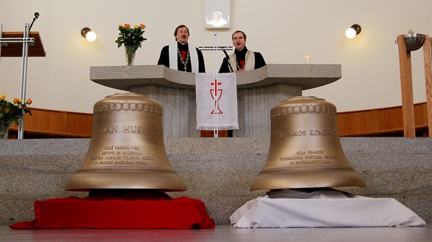 Nové zvony do plánované zvonohry Sboru kněze Ambrože nesou jména Jan Hus a Jan Amos Komenský. Nové zvony do plánované zvonohry Sboru kněze Ambrože nesou jména Jan Hus a Jan Amos Komenský.