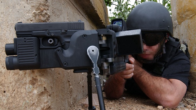 Systém Corner shot pouívá izraelská armáda. Je to vlastn zlamovací rám s pistolí a kamerovým zamovacím systémem