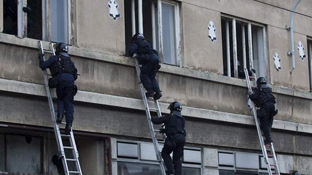 Záí 2009 - policisté zasahují proti squatterm