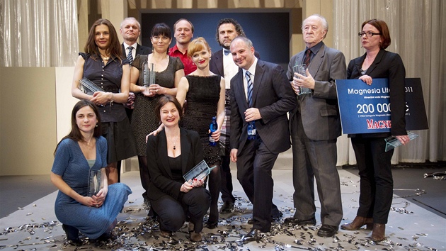 Držitelé ceny Magnesia Litera 2011 společně s moderátorkou večera Annou Geislerovou Držitelé ceny Magnesia Litera 2011 společně s moderátorkou večera Annou Geislerovou
