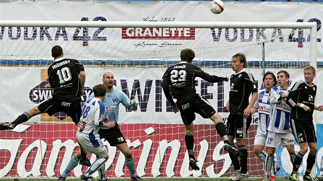 ÚSP̊NÝ NÁHRADNÍK. Na hiti byl sotva tyi minuty, kdy se hradecký fotbalista Marek Jandík prosadil proti ústecké obran. Takhle úspn hlavikoval.