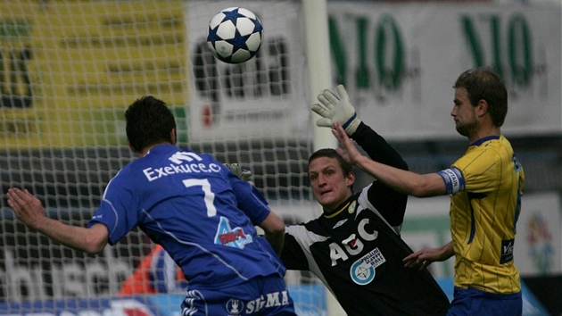 OLOMOUC V NÁPORU. Mí padá na hlavu domácího útoníka Michala Ordoe a teplická obrana nestíhá.