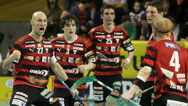 Střešovičtí florbalisté oslavují, vyhráli v hale Ostravy a srovnali stav finálové série na 2:2. Střešovičtí florbalisté oslavují, vyhráli v hale Ostravy a srovnali stav finálové série na 2:2.