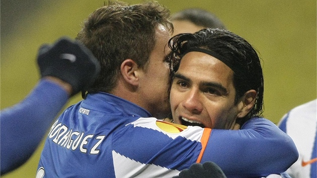 JÁ HO DAL. Falcao z Porta (vpravo) pijímá gratulace svých spoluhrá za vstelený gól.