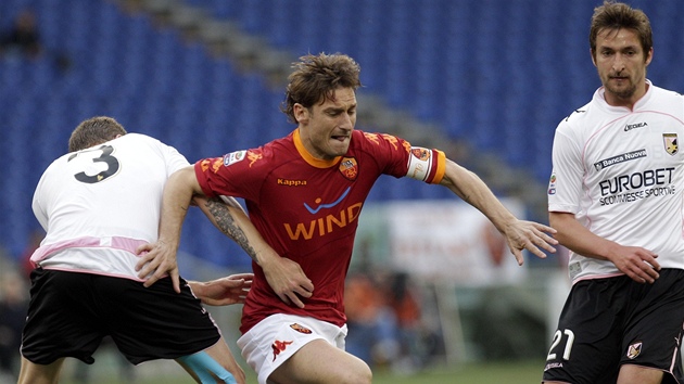 PRNIK. Francesco Totti z AS m (v ervenm) se sna proniknout obranou Palerma.