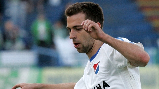 ZPRACOVÁNÍ. Josef Hušbauer z Baníku Ostrava zpracovává míč. ZPRACOVÁNÍ. Josef Hušbauer z Baníku Ostrava zpracovává míč.