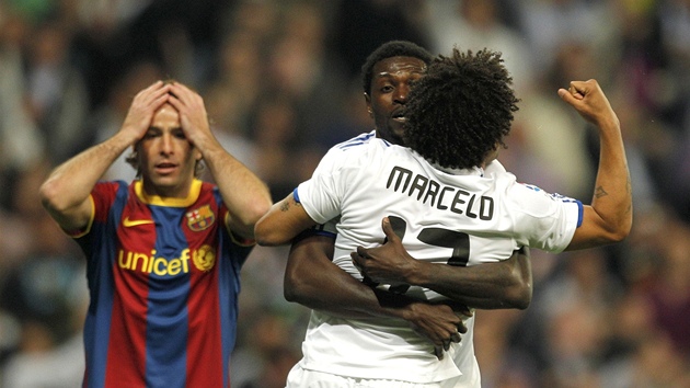 TAKY MÁME PENALTU. Hráči Realu Madrid se radují, že také budou zahrávat penaltu. Zády Marcelo, na kterého byl faul. TAKY MÁME PENALTU. Hráči Realu Madrid se radují, že také budou zahrávat penaltu. Zády Marcelo, na kterého byl faul.