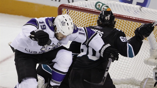  Kevin Westgarth z Los Angeles v útoné aktiv ped brankou San Jose. Brání jej  Jason Demers.