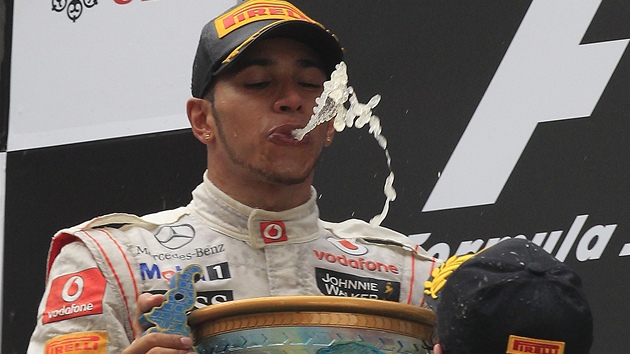 Lewis Hamilton  se raduje  z triumfu ve Velké cen íny F1.