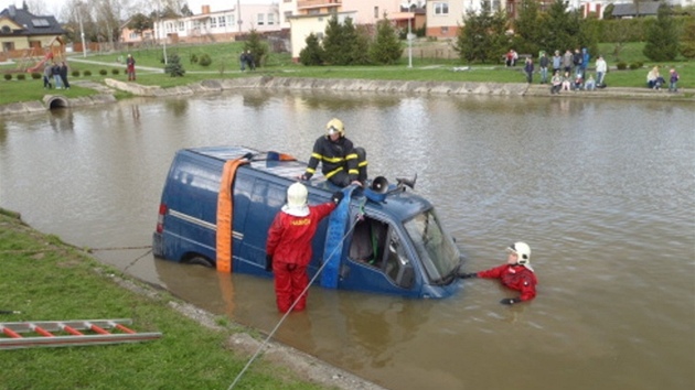 Hasii vyproují dodávku z rybníka. 