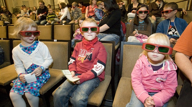 Diváci v kině před projekcí filmu Hurvínek 3D. Diváci v kině před projekcí filmu Hurvínek 3D.