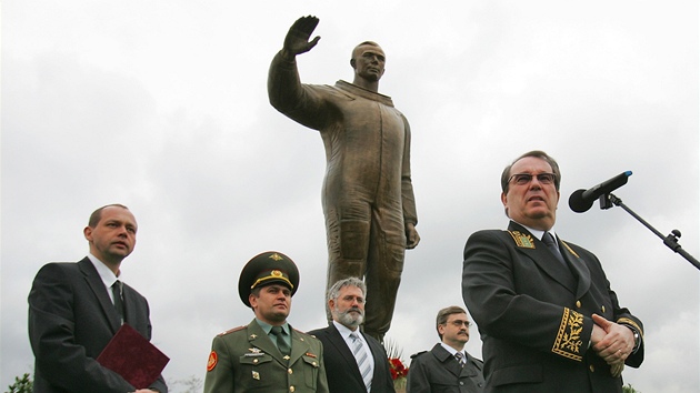 Padesáté výroí letu Jurije Gagarina do vesmíru si poloením kvtin a vnc k jeho soe na karlovarském letiti v Olových Vratech pipomnli zástupci ruského konzulátu, msta a kraje.